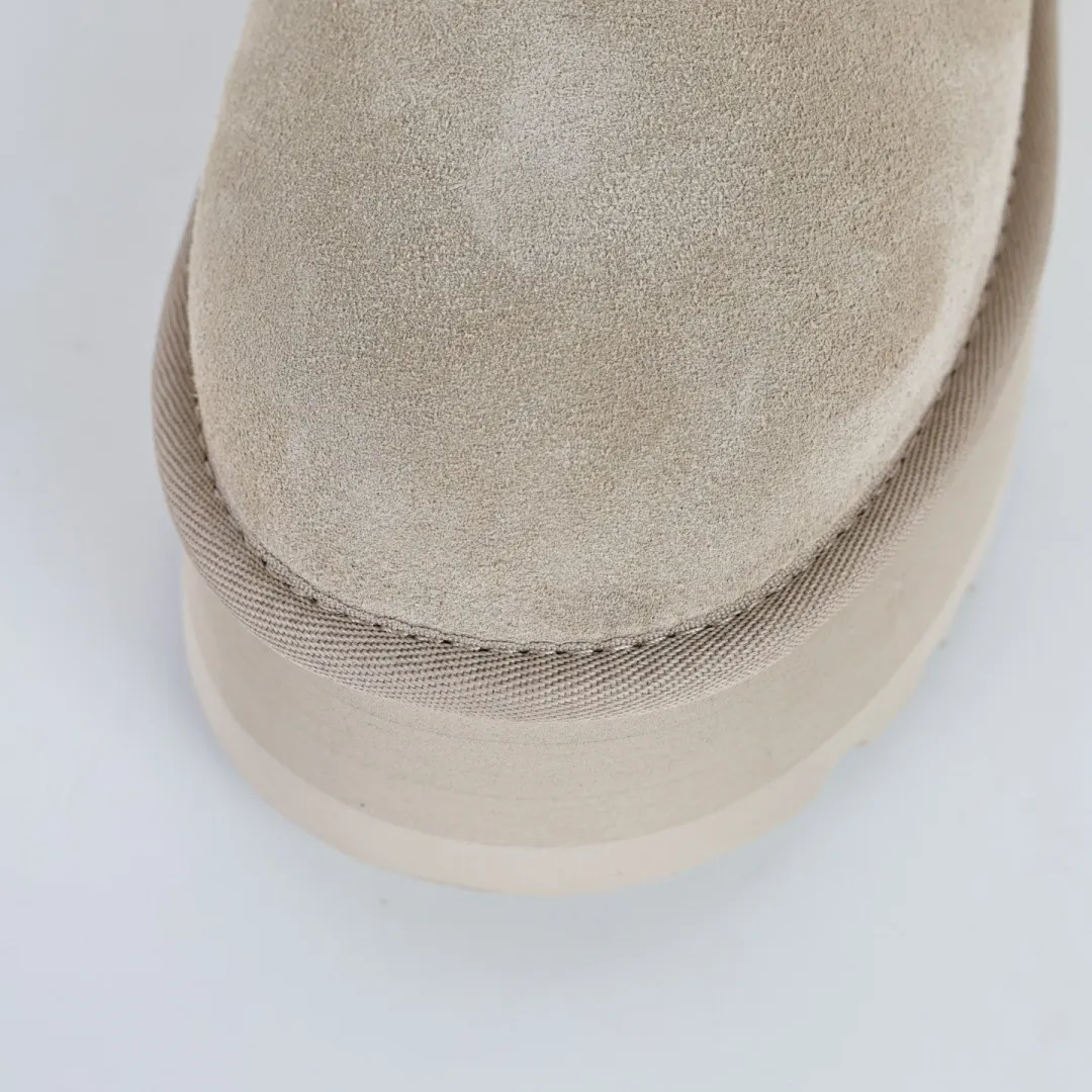 Pick up locally 💰600 Core recommended good price Independently developed original outsole, cashmere insole, keeping warm in winter, suitable for home use. In recent years, uug has launched a style series, which is partially skewed towards the preferences of young consumers, and has also been at the forefront of fashion trends. Shoe body material, water-repellent coated suede upper, 17mm UGGPURE™ implanted wool insole, lightweight non-slip and comfortable rubber outsole, with brand LOGO, complete packaging, size: 35 36 37 38 39 40